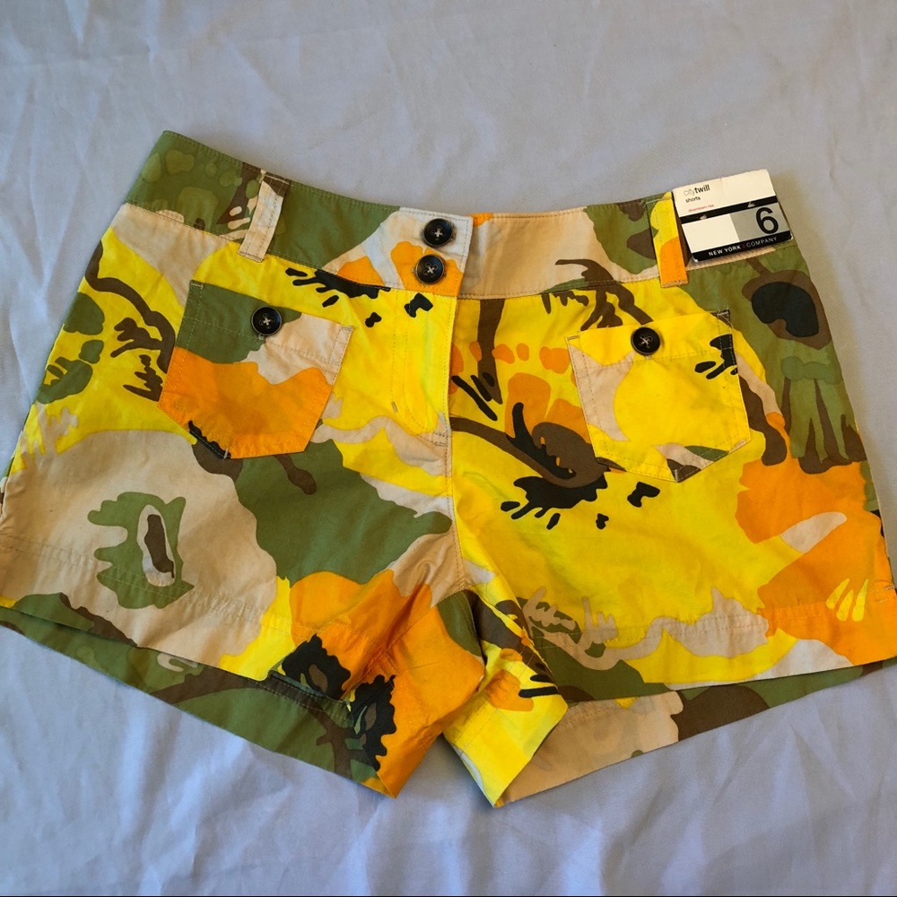 NEW York & Company camo shorts. NEW size 6